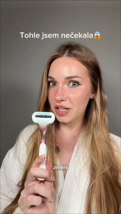 #SpolupracesGilletteVenus |S kódem DANCA25 teď můžete nakoupit všechny produkty Gillette Venus se slevou na Alze. 💙✨ 
Já jsem si ho oblíbila hlavně proto, že má hlavici s aloe a je vhodný i pro citlivou pokožku. 🫶 Dřív jsem po holení často řešila podráždění, ale s tímhle strojkem se mi konečně nedělá, takže je pro mě obrovský game changer.  Pokud ho chcete vyzkoušet taky, najdete ho na Alze a nezapomeňte použít kód DANCA25. ✨