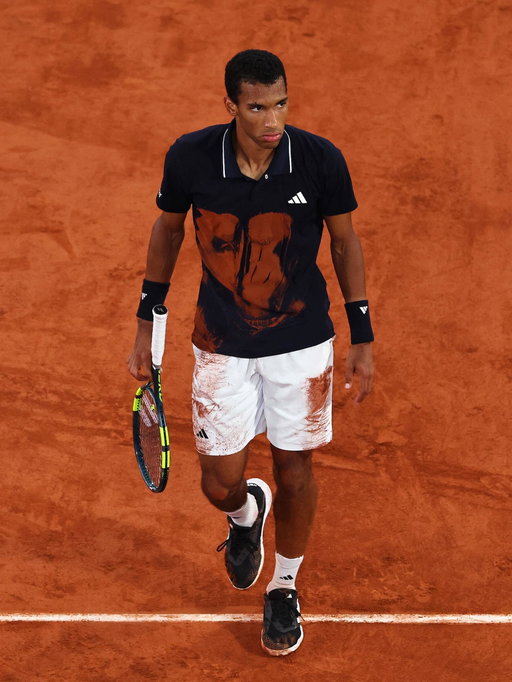 This loss comes with great disappointment by no surprise but also with an opportunity to face the improvements I have to make in order to achieve my goals 🧱💪🏽⏳

Credit to @flavio_cobbo and his team for the level he played and good luck for what’s next. 

Je quitte Paris en gardant en mémoire tout le support du public parisien reçu depuis mon arrivée il y a deux semaines et je vous en remercie. Au plaisir de vous retrouver plus tard cette année 🇫🇷
