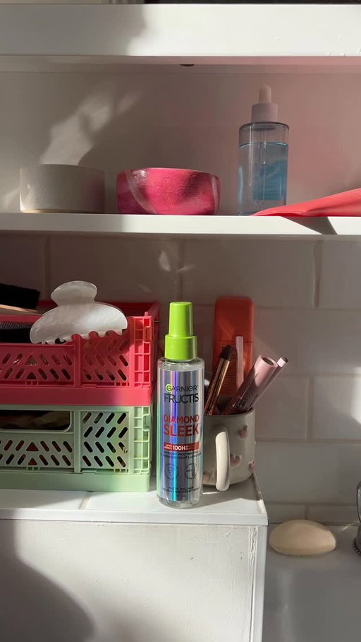 Facile d’avoir des cheveux de princesse avec le spray Diamond Sleek de @garniercan Des cheveux qui brillent toute la journée, qui reflètent la lumière et sont plus doux et lisses, on adore! ✨💚
#diamondsleek #shinyhair #sleekhair #morningroutine #mtl