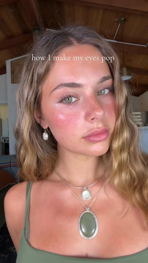 Forever an eyeliner lover 

-
-
@chanel.beauty 
@refybeauty 
-
#grwm#glowymakeup#makeuptutorial#nomakeupmakeup#naturalmakeup