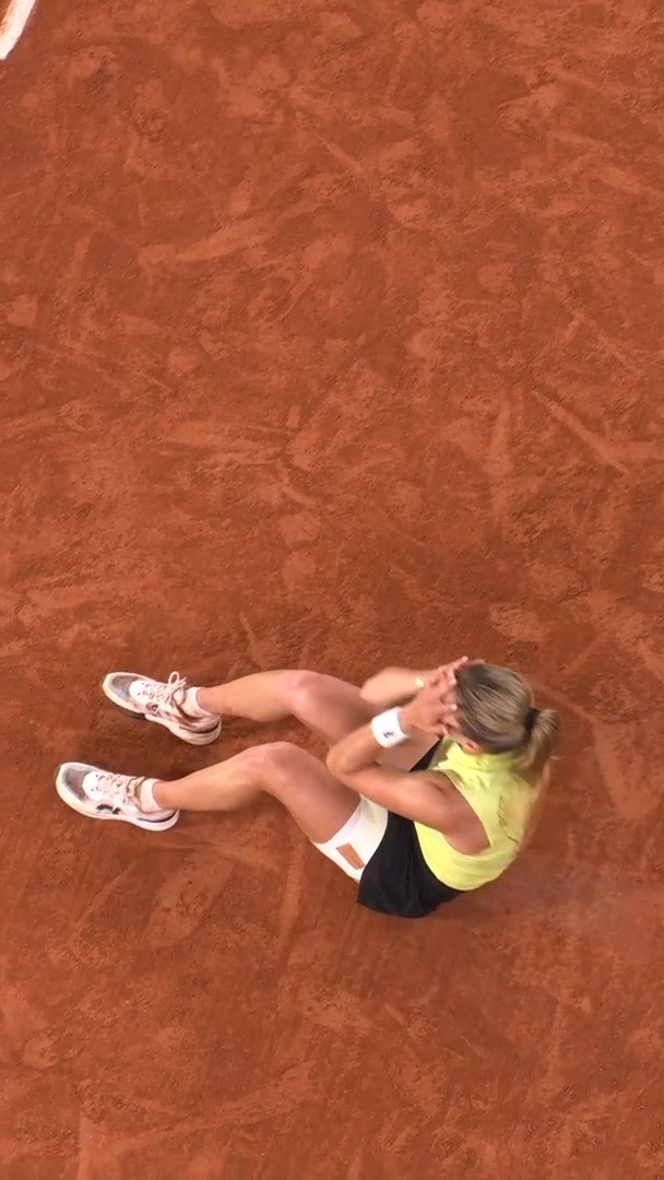 What a way to qualify for your first Grand Slam final 🤩 

#RolandGarros