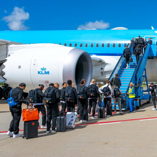 Blue gives orange wings, and we wouldn’t have it any other way. 🧡✈️ So proud to fly the Dutch national team and staff to the USA for the World Cup 2026. Go get ‘em, Oranje! 🏆🙌 

📸 @jasonvermeulen 

#KLM #OnsOranje #FIFAWorldCup #WK