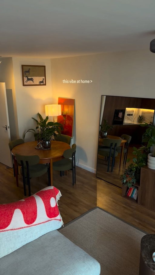 less noise, more calm 🏡🙂‍↕️

#homedecor #apartmentinspo #apartmentdecor #midcenturymodern #midcenturymodernhome