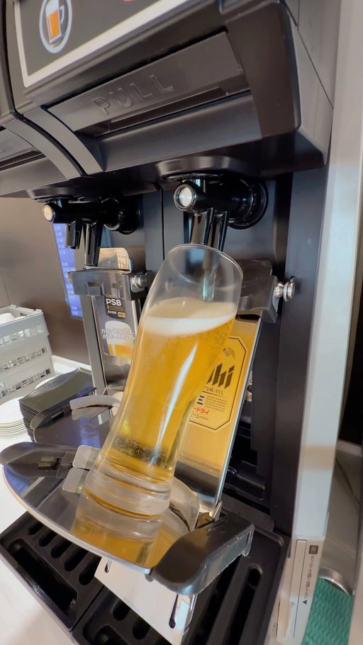 Everytime I am in Japan I can’t resist! The automatic beer machine tech is incredible. So consistent and smooth. This time I got a choice of all 4 of my favorite Japanese beers at once. Which one would you pour? Also I know the comments are about to be lit about the amount of head 🤣 #japan #japanese #tech #beer #reels
