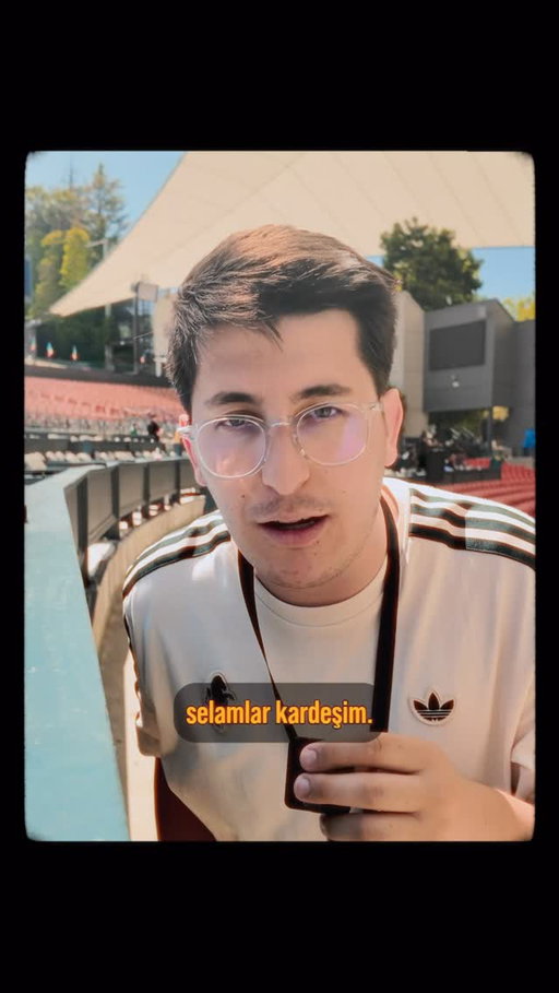 Kars’lı bir çocuğun Amerika’daki motivasyon konuşması 🥲

Hayat bazen planladığın değil, ısrar ettiğin yöne doğru akar. Kars’ta bir odada, birkaç bin lira kazanma umuduyla o ilk videoyu yüklerken, günün birinde Google’ın Shoreline Amphitheater sahnesinden insanlara sesleneceğimi hayal bile edemezdim. O dönem ne profesyonel bir stüdyom vardı ne de lüks ekipmanlarım; sadece her gün aynı disiplinle üretmeye devam eden bir iradem vardı. Eğer bugün bir yerlerde kendi işini kurmak, YouTuber olmak ya da hayallerinin peşinden gitmek istiyorsan bil ki ihtiyacın olan şey mükemmel bir başlangıç değil, sadece başlamak ve vazgeçmemek.
 
Çevrendekiler sana “hayatsız” diyebilir, oyun oynamayı, gezmeyi, tozmayı bıraktığın için seni anlamayabilirler. Ama inan bana, gelecekteki başarın için bugün feda ettiğin hiçbir şeyden pişman olmayacaksın. Önemli olan kaç kişinin seni izlediği ya da ilk günden ne kadar kazandığın değil; her gün o dandik videoları çeke çeke, o hatalı şeyleri editleye editleye doğrusunu öğrenmektir. İçerik üreticiliği de girişimcilik de tam olarak budur: düşe kalka, her gün üzerine koyarak kendi kar topu etkini yaratmak.
 
Çok fazla plan yapmayı, kusursuz anı beklemeyi bırak artık. Bir harekete geç, o kamerayı aç, o ilk adımı at. Kars’ın İstasyon Mahallesi’nde büyüyen, lisede sınıfta kalan o çocuğun hikayesi bugün Amerika’da yeni bir boyut kazanıyorsa, senin hikayen de tam şu an, elindeki imkanlarla yazılmaya başlayabilir. Düzenli çalış, odağını kaybetme ve bırak zaman senin lehine işlesin. Bir gün geriye dönüp baktığında, iyi ki o gün vazgeçmemişim diyeceksin.