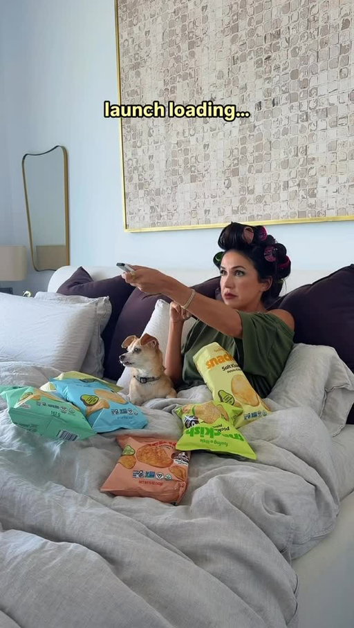 raise your hand if you’re ready for romcoms in bed with a bag (or 5) of Snackish 🙋‍♀️ @katstickler 

get chip faced 6.17 🥔