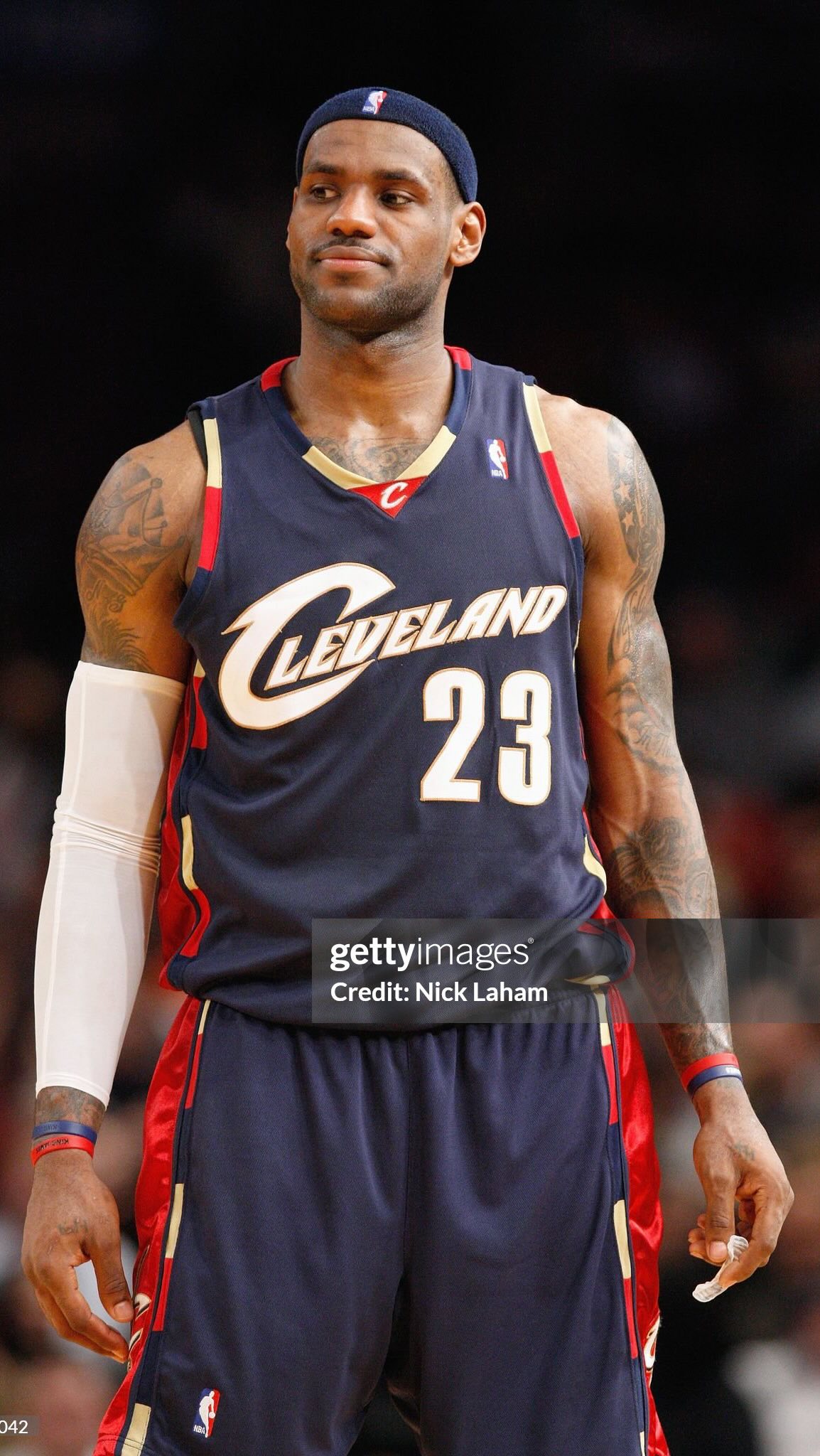 Imagine dropping 52 points and a triple-double at Madison Square Garden… only for the league to take one rebound away afterward.

LeBron finished with 52 points, 11 assists, and was initially credited with 10 rebounds in one of the most iconic performances of his career. After a stat review, the NBA changed it to 9 rebounds, leaving him just short of what would’ve been a 50-point triple-double.

What makes it even crazier is that this is still the closest LeBron has ever come to a 50-point triple-double. One rebound. That’s it.

Either way, Knicks fans and everyone watching knew they were witnessing something special that night. MSG has seen plenty of legends, but a 52-point masterclass from LeBron is still one of those performances people bring up all these years later.