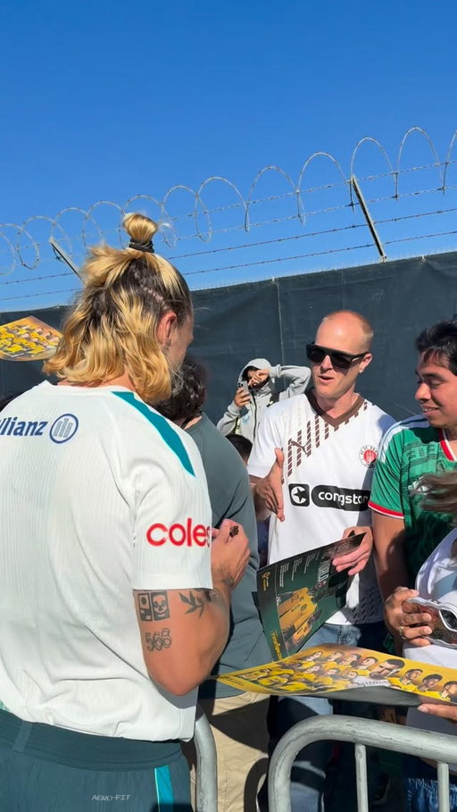 A special moment for Jackson Irvine and some local St. Pauli fans at training in Oakland yesterday 🫶

8,895km from the German club’s base in Hamburg 😮

#Socceroos
