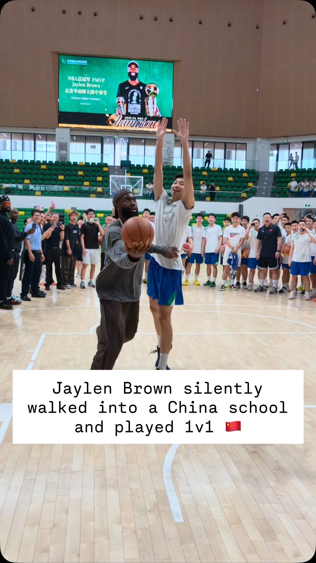 @fchwpo Jaylen Brown silently walked into a China school and played 1v1 in Guangzhou 🇨🇳 布朗不声不响已经开始自己的中国行了！第一站，广州！ #nba #jaylenbrown follow @chnhoops for daily updates ❤️