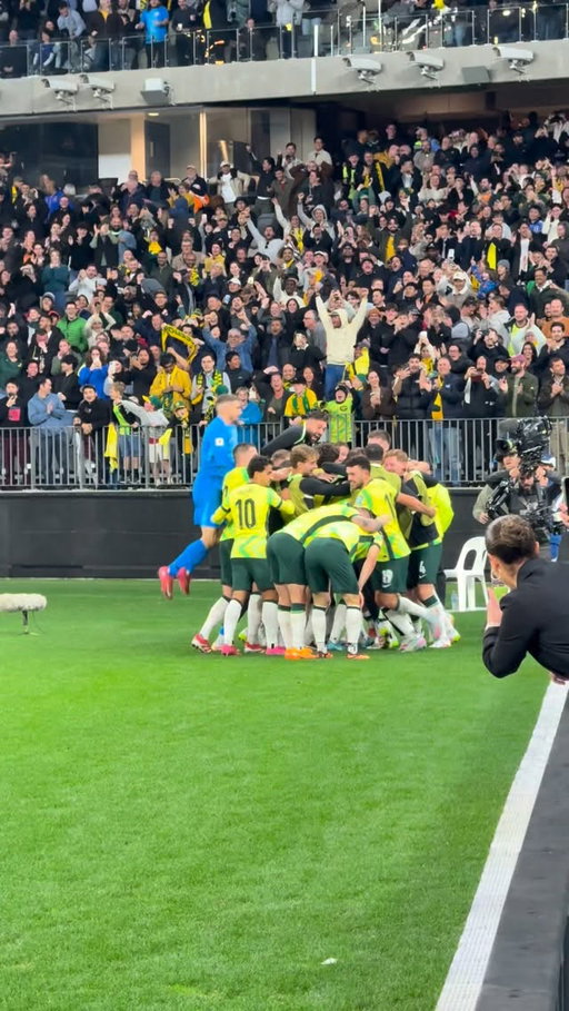 The incredible roar pitchside the moment this flew in is something else 🦁🔊😲

#OnThisDay #Socceroos