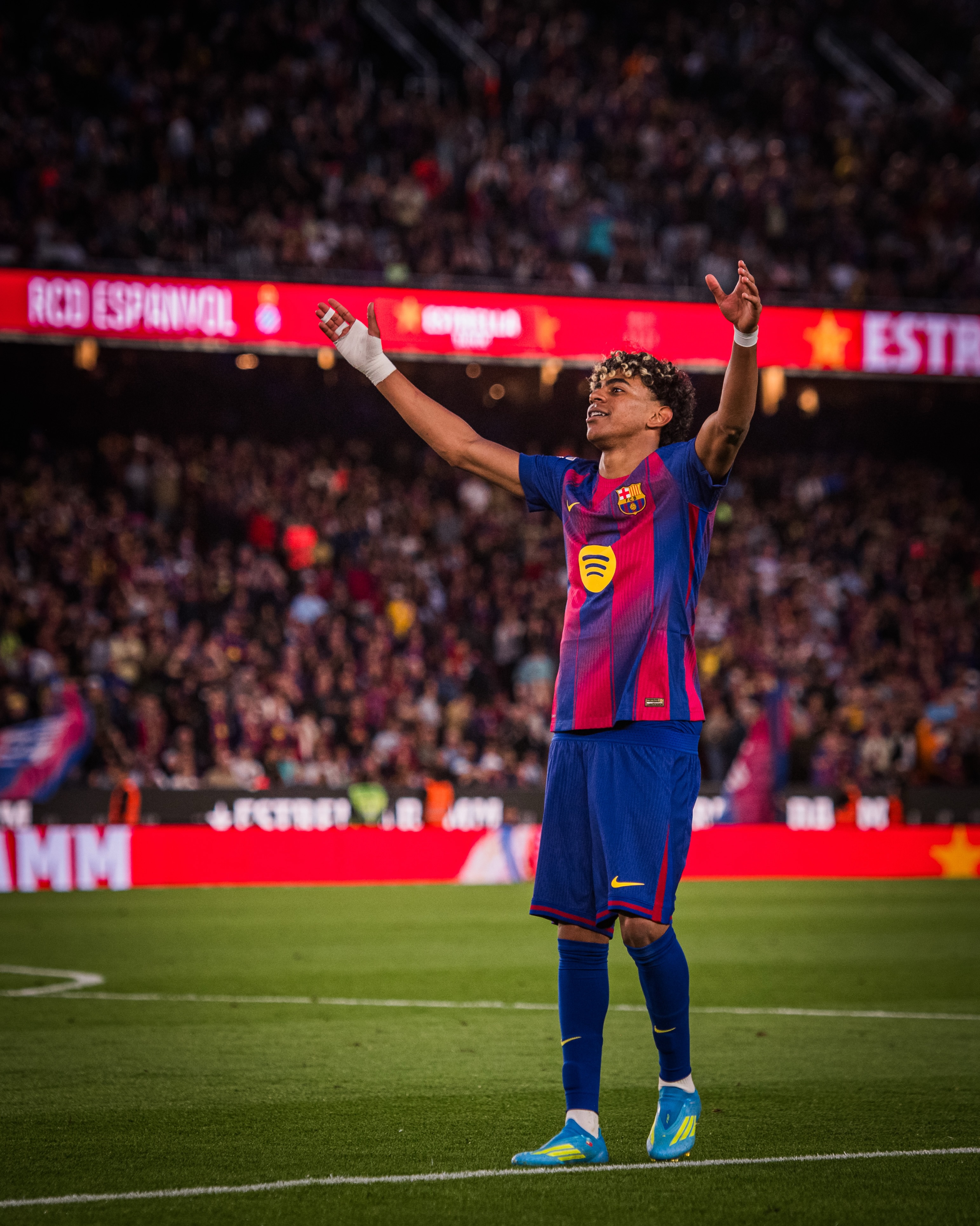 Lamine Yamal has been named the 2025/26 LaLiga Player of the Season 💎👏

Lamine Yamal és el millor jugador de la Lliga d’aquesta temporada 🔝

¡Enhorabuena, Lamine Yamal! 💙❤️
