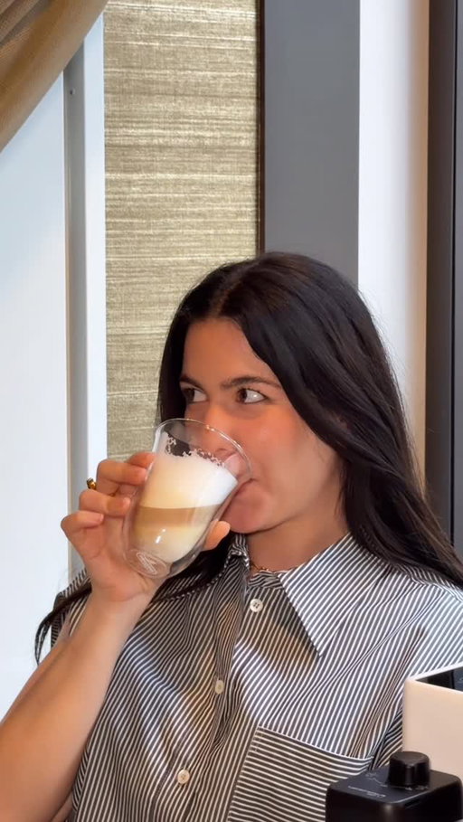 ADV/ Ragazzi, qui ho bisogno di voi perché la situazione è seria. Non so dirvi se arriveremo davvero a quell’incontro 🎬✨☕️👨🏼, ma possiamo almeno provarci. Nel frattempo, per essere la mia prima audizione, direi che il latte macchiato, grazie a Rivelia, è stato un successo. Secondo voi per il prossimo video rimango nel team bevande calde o passo a qualcosa di freddo? @delonghiofficial @delonghi.it #Perfetto