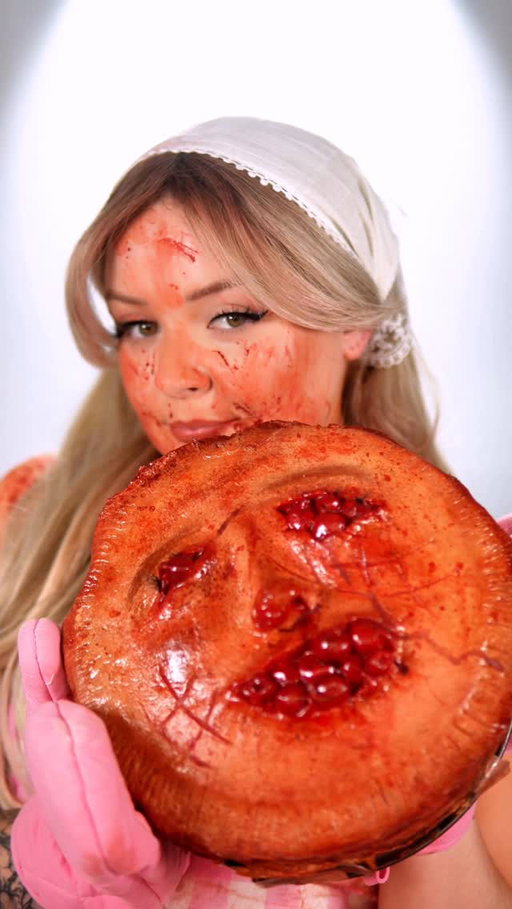 Anyone fancy a slice? 🥧 Pie props made by the super talented @littlejohnsfx 🫶🏻 
.
.
.
#sfxmakeup #props #creepy #cosplay #trendingreels