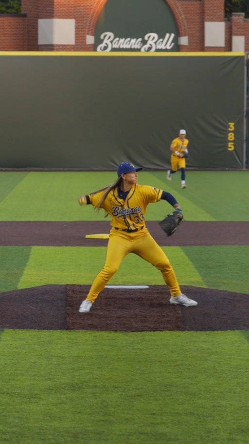 Kelsie Whitmore became the 3rd woman in Banana Ball HISTORY to record a trick play 🙌

#bananaball #savannahbananas #baseballhighlights #mlbnews #wpbl