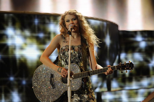 Hold on to the memories, they will hold on to you ... 16 years since Taylor Swift played her first NFL stadium show here✨💛