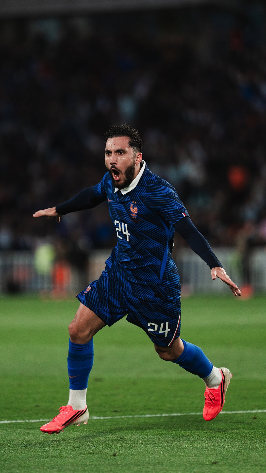 @rayan_cherki ne nous offre que des beaux buts avec les Bleus 🔥🇫🇷

Rayan Cherki only scores bangers for the blues.