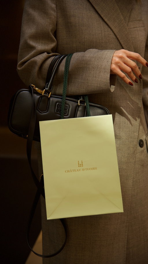 Où l'artisanat rencontre l'élégance intemporelle. 
Entrez dans l'atelier du Château D’Ivoire, où chaque détail est soigneusement pensé, confectionné sur mesure et réalisé à la main. 

- 

Where craftsmanship meets timeless elegance. 
Step inside the Château D’Ivoire atelier, where every detail is thoughtfully designed, tailored, and brought to life by hand.
