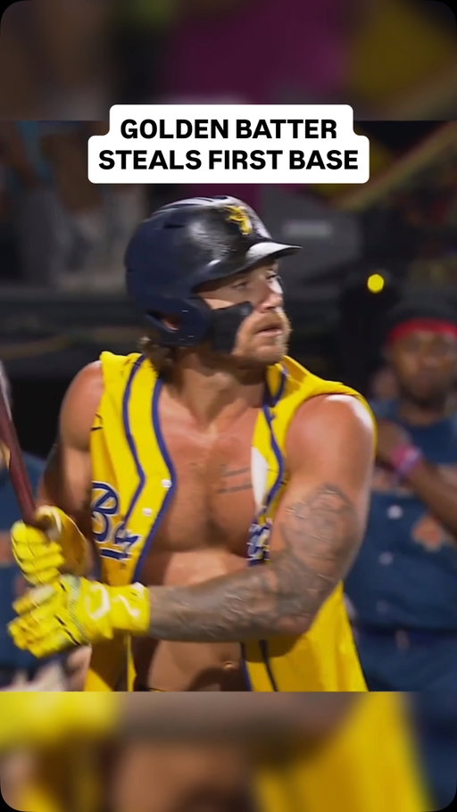 With two outs in the ninth, Dan stole first base as the Golden Batter for the Bananas 🍌

#bananaball #savannahbananas #baseballplayer #mlbnews #sctop10