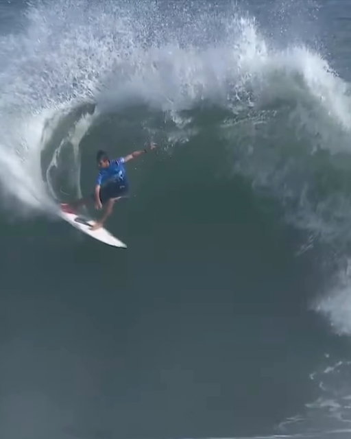 Guy jumped off a 2-story building ffs... 

@elihanneman drops an 8.83 en route to his second W of the day. Don’t sleep on him this week. 

Video: @wsl