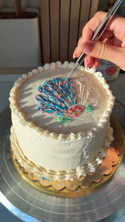 Sprinkle embroidering a cake is oddly relaxing to me 🫣

I love doing cake designs like this even though it takes hours (lol) 

Last two sprinkle cake are by @laynabayna & @rhyannelynch 🌺 🐚 

#cakedecoration #cakedesign #sprinklecake #cakedecorating