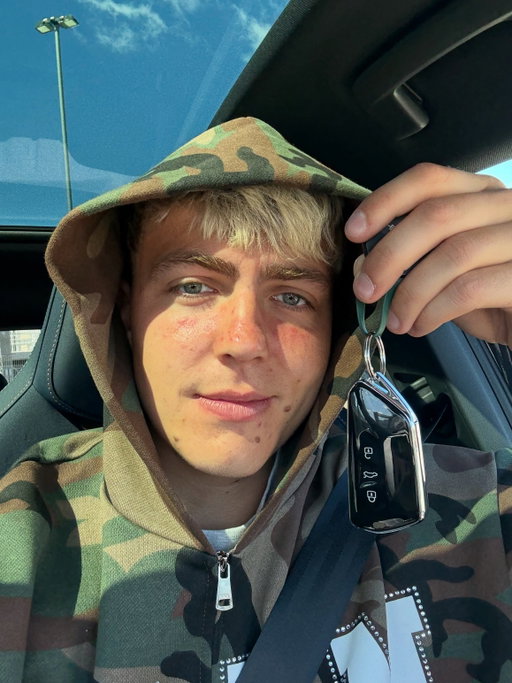 Annonce @cupra_danmark 

Jeg er blevet ambassadør og har fået min første bil - og nu er jeg afhængig af den 🤷🏽