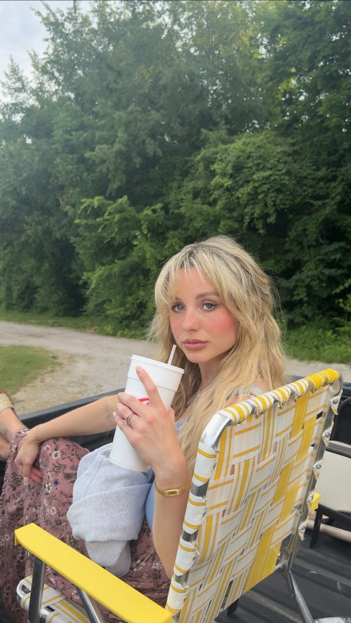 The drive in is some of my favorite memories!🍿🌭have you ever been before?! My husband and i absolutely love going as much as possible!🥰
•
•
•
#drivein #nostalgia #80s #movies #nostalgic