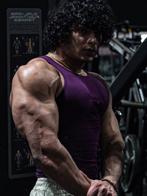Arm dominant >

#armstrong #armsday #armsworkout #tricepsday #biceps