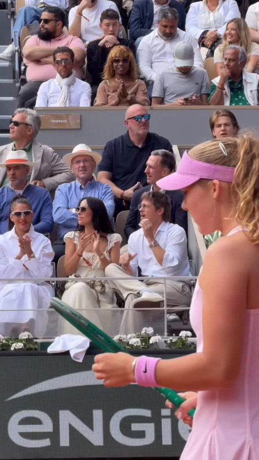 Brad Pitt is enjoying the show 🤩

#RolandGarros