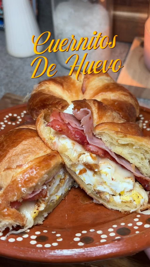 Buenos días ☀️ hoy desayunamos Cuernitos de huevo con tocino, queso y jamón 🥐

#￼breakfastcrossaints #breakfastideas #desayunosfaciles #mexicanfood #desayunmexicano