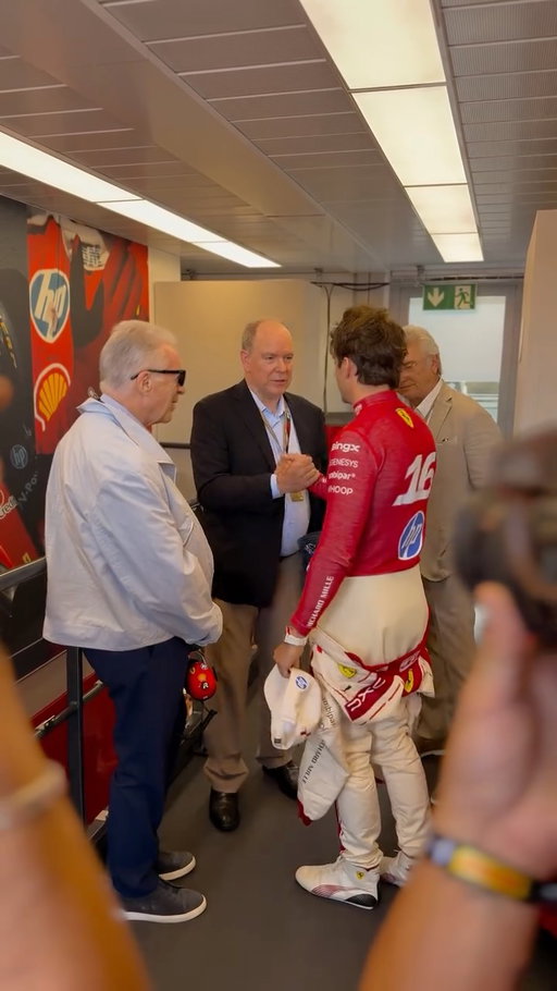 83e Grand Prix de F1 de Monaco

Avant la séance de qualifications du Grand Prix de Monaco ce samedi 6 juin, S.A.S. le Prince Albert II a visité les stands des écuries et est allé à la rencontre du pilote monégasque Charles Leclerc afin de lui apporter son soutien.

La visite s’est conclue à la direction de course du circuit, où le Prince Souverain a salué l’ensemble des équipes mobilisées pour l’organisation de l’événement.

🎥 : @palaisprincierdemonaco