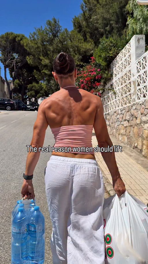 Because I’m not taking two trips ✌🏼

Farmers carry in the gym = Carrying the Shopping bags home 😮‍💨

#liftheavy #weighttrainingforwomen #strengthtrainingforwomen #liftweights