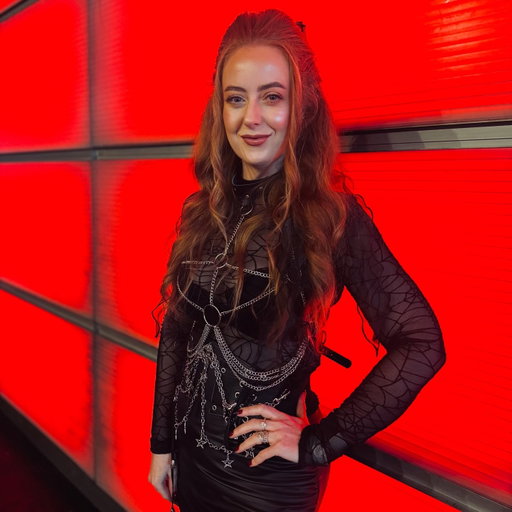 What a fabulous first ever visit to @horrorconuk with my lovely dad ♥️ 

Such a talented and lovely community of people - it was so lovely meeting and chatting to so many fellow horror lovers and seeing the incredible costumes. It was also brilliant to sit and listen to the charming @ianogilvy and the fabulous @langenkamph 🖤 Two absolute icons! 

Also in last two slides, not me buzzing to see Michael Myers then pretending I can’t see him anymore when he’s too close by and too scary 😆 For years, the Halloween films have held a permanent special spot among my favourite horror movies. Michael Myers was the undisputed boogeyman of my childhood nightmares 😱

Thanks, Dad, for always being my spooky partner in crime and letting me rope you into the world of horror ♥️

#HorrorConUK #HorrorCon #HorrorMovieFan #Halloween #MichaelMyers #Scary #Sheffield #LoveSheffield #Family #Instagood #HorrorCommunity @magnascience #MagnaSheffield #Magna @jdiversphoto
