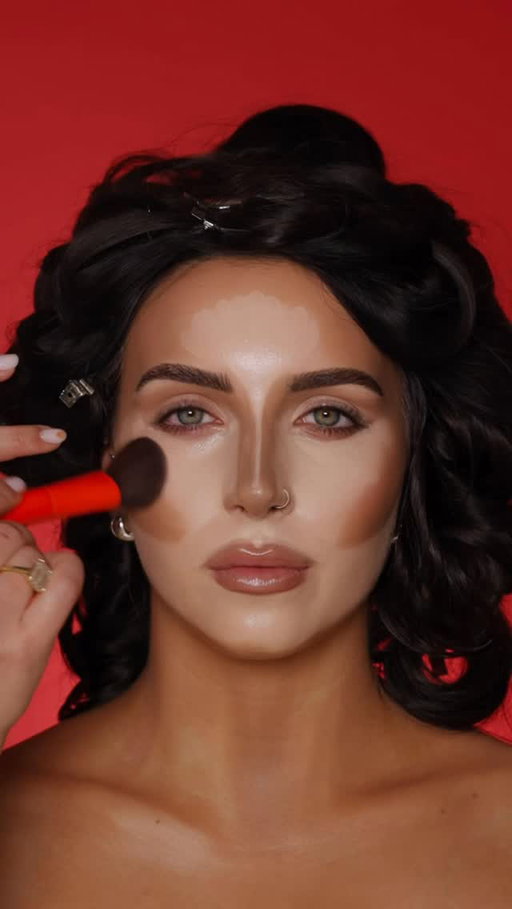 Beat on @lexirosenstein 
All Tools used @toolboxbeautyofficial 
Moisturizer @lamer 
Bronzer/ Contour @hungvanngobeauty 
Blush @nadine.njeim.beauty 
Concealer @tower28beauty 
Setting Powder @makeupforever 
Eyeliner @nadine.njeim.beauty 
Shimmer @patricktabeauty 
Powder Balls @guerlain 
Mascara @kosas 
Lipliner @anastasiabeverlyhills 
Lip Gloss @lawless 
Melting Spray @dalba_global 
Setting Spray @milk 
Dewy Spray @hourglasscosmetics 
Setting Spray @onesize 
Highlight @hindashcosmetics 

#makeup #makeuptutorial