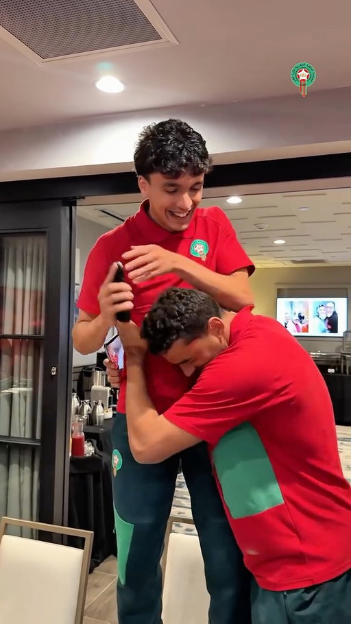 ⁨	ســعــدان إلــى عــلــي 😂

Next on Lions’ Got Talent: Ali Maamar 😅🎤

#DimaMaghrib 🇲🇦 #FIFAWorldCup⁩