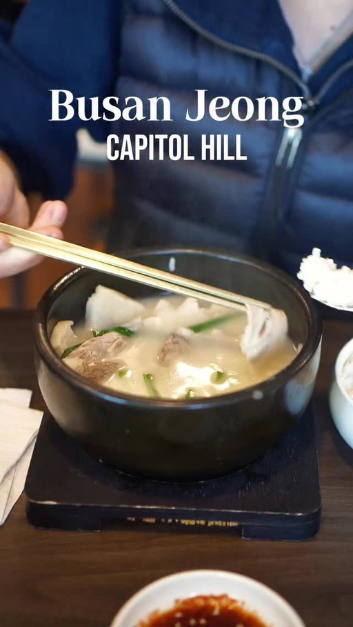 I was craving Korean soup, which led us to check out @busanjeong.seattle in Capitol Hill. This newer restaurant has a small menu specializing in Gukbap, a pork bone broth soup. Their Busan-style Gukbap comes piping hot on arrival in clear and milky broth styles. They also have boiling pork jowl and made in-house dumplings which I ordered for the table as well. Everything we ordered was delicious and it made for such a complete meal. If you’re in the Cap Hill neighborhood, I highly recommend commend Busan Jeong for any weather.
#capitolhill #seattle #koreanfood #soup #restaurant