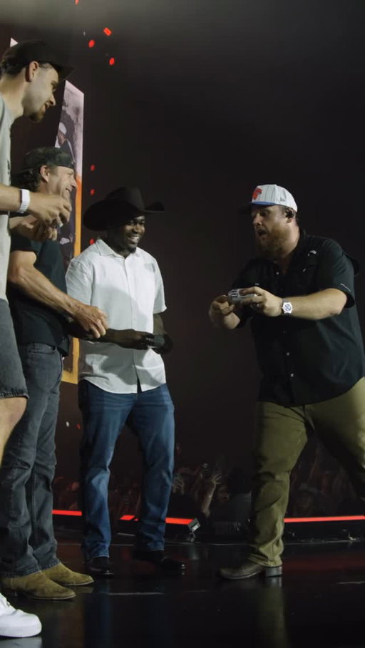 Shoutout to @dierksbentley & the Toronto @raptors for joining us on stage last night in the rain! See y’all out there tonight for the last show in Canada, Eh? 🇨🇦