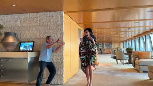 @ellendegeneres still at her shenanigans… it never gets old 😂🤍

📹 @derekblasberg