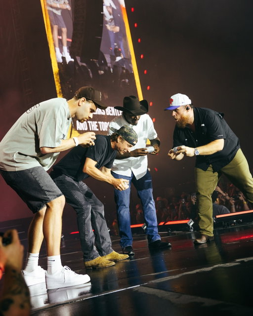 Ice cold beer and a country song 🙂‍↕️ @lukecombs @dierksbentley @raptors

📷 @bystephm