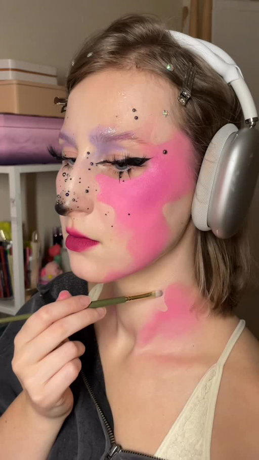 I BEG dm me some weird inspo pics (pasta sauce, mold, trash, your half eaten takeout)

• little bit of a repost because I had the shittiest day at work and kinda shut myself down today ✌🏻

#makeup #creativemakeup