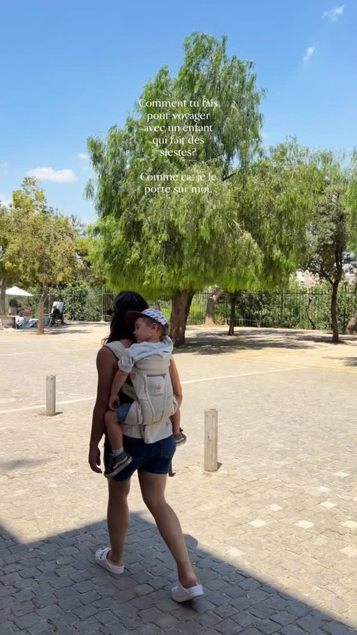 On me demande souvent comment on fait pour autant bouger avec des jeunes enfants qui ne marchent pas autant que nous.

La réponse est simple : je ne m’arrête pas.

Pendant que certains voient les siestes comme une contrainte, j’ai appris à les transformer en liberté. Un porte-bébé, un petit coco bien installé dans mon dos, et nous voilà partis à l’aventure.

Des sentiers de montagne aux ruelles des villages, des volcans du Costa Rica aux plages de Grèce, il a dormi partout. Son frère a dormi dans mon dos sous une pluie torrentielle dans les rizières du Vietnam, c’est pour vous dire qu’on ne s’empêcher de rien faire! Pendant qu’il récupère, je continue d’explorer.

Ce n’est pas toujours parfait. Ce n’est pas toujours facile. Mais ce sont souvent ces moments-là qui deviennent nos plus beaux souvenirs de voyage.

Parce qu’avoir des enfants a changé notre façon de voyager… sans jamais nous faire arrêter de voyager. ✈️🤍

Lunette @irisvisualgroup