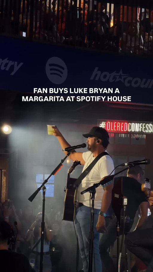 Tagging @blakeshelton for visibility 🫡

#spotifyhouse #cmafest #olered #nashville
