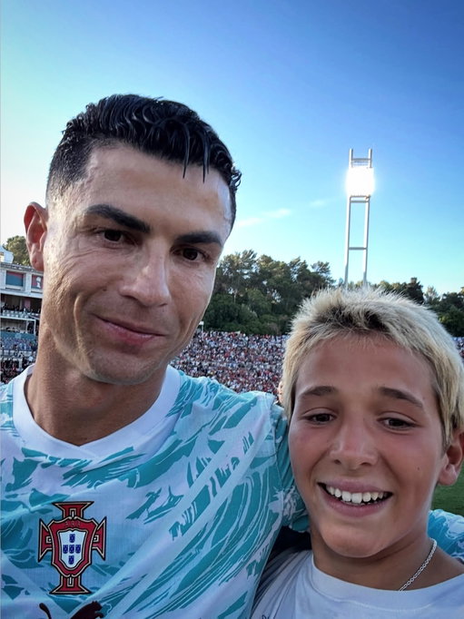 “𝐓𝐡𝐞 𝐛𝐞𝐬𝐭 𝐝𝐚𝐲 𝐨𝐟 𝐦𝐲 𝐥𝐢𝐟𝐞”. 🥹📸

Look what it means to take a selfie with Cristiano! ❤️✨