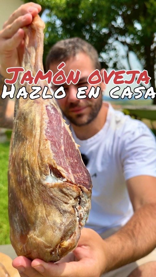 🐑JAMÓN DE OVEJA🐑
“Hazlo en casa”

Si tienes la ocasión de juntarte con una pata de oveja, corzo, ciervo o incluso jabalí te reto a hacerlo tal cual en tu casa. Recuerda que el tiempo de secado varía según el tamaño de la pieza.