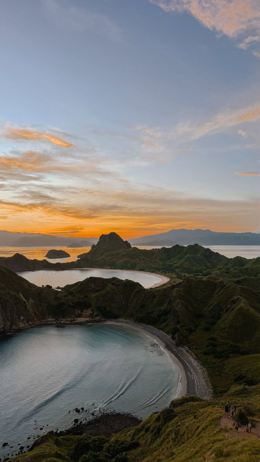 📌 Save this hike for your trip to Indonesia!! 

This is probably one of the most beautiful hikes and views you can get in Indonesia + the hike only takes about 30mins so it’s really easy to reach the viewpoint

✈️ fly to Labuan Bajo in Flores. It’s a 1h fligh from Bali

🗺️ book a daytrip around the Komodo Islands or even better, do a 3D/2N sailing tour!! It’s super beautiful and you’ll have more time to enjoy all the spots

🥾 hike to this viewpoint only takes 20-30mins so it’s really easy. You can do it for sunrise or sunset, it depends on the tour you book

Would you do this hike?

📍Padar Island, Indonesia

follow @aylinkko for more travel tips & inspiration 🌺

Komodo National Park | Komodo Islands | Padar Island | Indonesia Travel