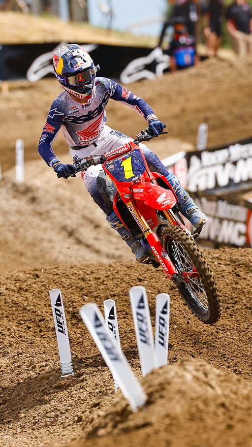 Yep, Jett Lawrence is still fast ⚡️✊🏼

1-1 for @jettson18 at Hangtown, a dominant day out for the reigning champion after topping qualifying as well. @hunterlawrence was the only one keeping touch with little bro all day, grabbing 2nd overall with 2-2 moto results and retaining the red plate heading into Round 3! 🛑