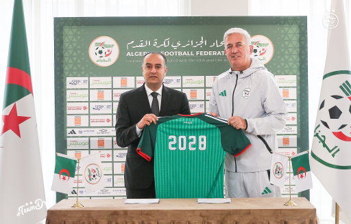 من مراسم توقيع الناخب الوطني فلاديمير بيتكوفيتش على عقده الجديد مع المنتخب الوطني إلى غاية 31 جويلية 2028

#LesVerts ⭐️⭐️ | #123VivaLAlgérie 🇩🇿