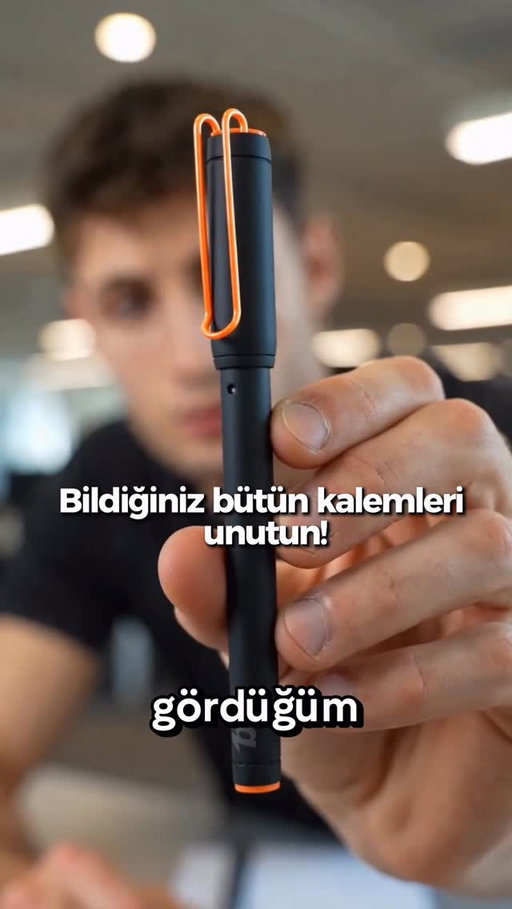 Bildiğiniz tüm kalemleri unutun!

İlk bakışta normal bir kalem gibi görünüyor. Kağıda yazıyorsunuz, not alıyorsunuz, toplantıda veya derste kullanıyorsunuz. Ama yazdığınız her şey aynı anda telefonunuza aktarılıyor ve dijital olarak kaydediliyor.

Beni en çok etkileyen kısım ise yapay zeka tarafı oldu. Çünkü mesele sadece notları dijitale aktarmak değil. Dağınık el yazılarını, hızlıca karalanmış fikirleri ve yapılacaklar listelerini daha düzenli hale getirip sonradan kolayca bulabilmenizi sağlıyor.

Ayrıca not alırken ses kaydı da oluşturabiliyor. Günler hatta haftalar sonra notlarınızdaki herhangi bir kelimeye dokunup o anda konuşulanları tekrar dinleyebiliyorsunuz. Özellikle öğrenciler, toplantılara katılanlar veya sürekli fikir notu alanlar için oldukça kullanışlı bir detay.

Son yıllarda çok fazla teknoloji ürünü gördüm ama çoğu mevcut alışkanlıklarımızı değiştirmeye çalışıyor. Bu ise tam tersini yapıyor. Kağıda yazmaya devam ediyorsunuz, sadece arka planda tüm süreci daha akıllı hale getiriyor.

Dijital dünyanın hızını sevip düşünürken hâlâ kalem ve kağıttan vazgeçemeyenler için oldukça ilginç bir ürün olmuş.

📩Ürünü merak edenler yoruma “Yolla” yazsın linkini göndereyim. 

.videoda herhangi bir iş birliği/reklam yoktur. 
#yapayzeka #akıllıkalem