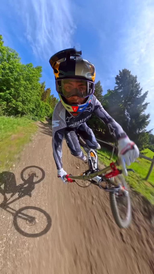 downhill speed: insane. ✔️
vocal confidence: even higher. 🎤😂🤘

🚀: @finniles 

#mtb #downhill #mountainbike #biking #bikelife