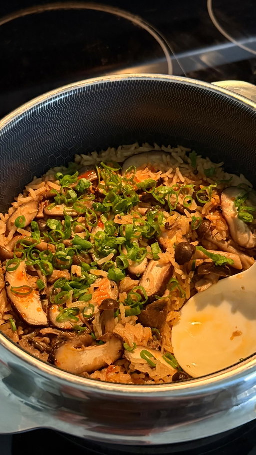 One-Pot Butter Mushroom Rice

I used a mix of shiitake, oyster, and shimeji (they give a nice chew and texture depending on how large you cut them up). You can also totally add protein in here, like pork belly, chicken, or beef if you’d like too.

As always, you can find the full recipe here: https://www.iankewks.com/one-pot-butter-mushroom-rice/

(Or just comment ”Recipe” and I’ll dm you the full recipe)