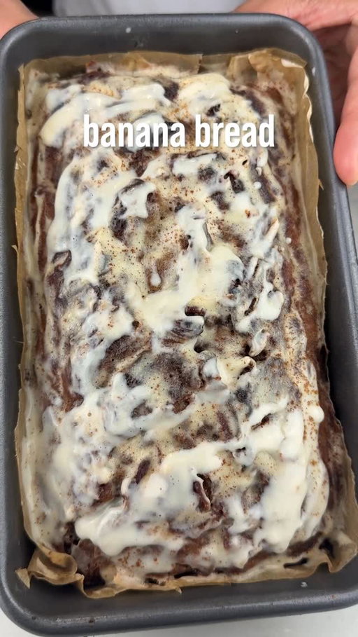 The best homemade Banana Bread, my cinnamon roll version! It’s high in protein, lower in calories, and comes out soft and fluffy every time!👇🏽
-
Banana Bread Ingredients:
 • 3 bananas 
 • 2 eggs
 • 1/4 cup any milk (I use 1%)
 • 1/4 cup low calorie maple syrup (or any liquid sweetener)
 • 1 tsp vanilla extract
 • 1 tbsp coconut (or olive oil)
 • 1 heaping cup any flour (I use blended rolled oats)
 • 2 scoops vanilla protein powder (I use french vanilla from @transparentlabs !)
 • 1 tsp cinnamon
 • 1 tsp baking powder
 • 1/2 tsp salt
 • optional: 1/2 tsp baking soda (for a fluffier banana bread)
 • optional: 1/4 cup stevia, or any powdered sweetener if you like it sweet
-
Cinnamon Butter Swirl:
 • 2 tbsp melted light butter
 • 1 tbsp brown sugar sweetener
 • 1 tsp cinnamon
-
Icing:
 • 1/4 cup light cream cheese (I use 95% light)
 • 1 tbsp any sweetener
 • 1/2 tsp vanilla extract
 • optional: 1/2 scoop vanilla protein powder
-
Calories/Macros: 136 calories, 10g protein, 19g carbs, 3g fat (per slice of 10)
-
-
#recipe #homemade #bananabread #protein #dessert